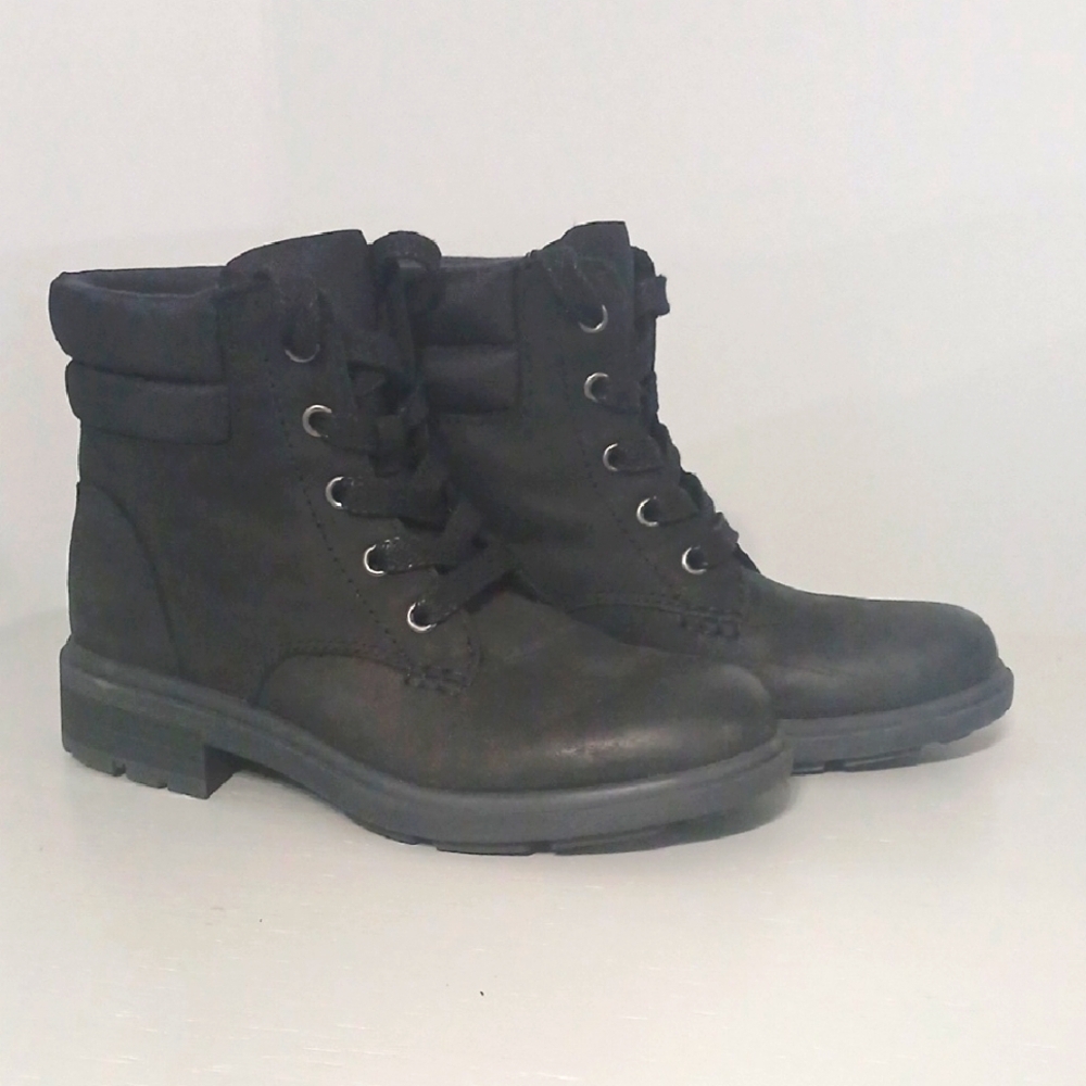 UGG Stylish Black Ankle Boots, pre-loved excellent conditions,  Sz 5